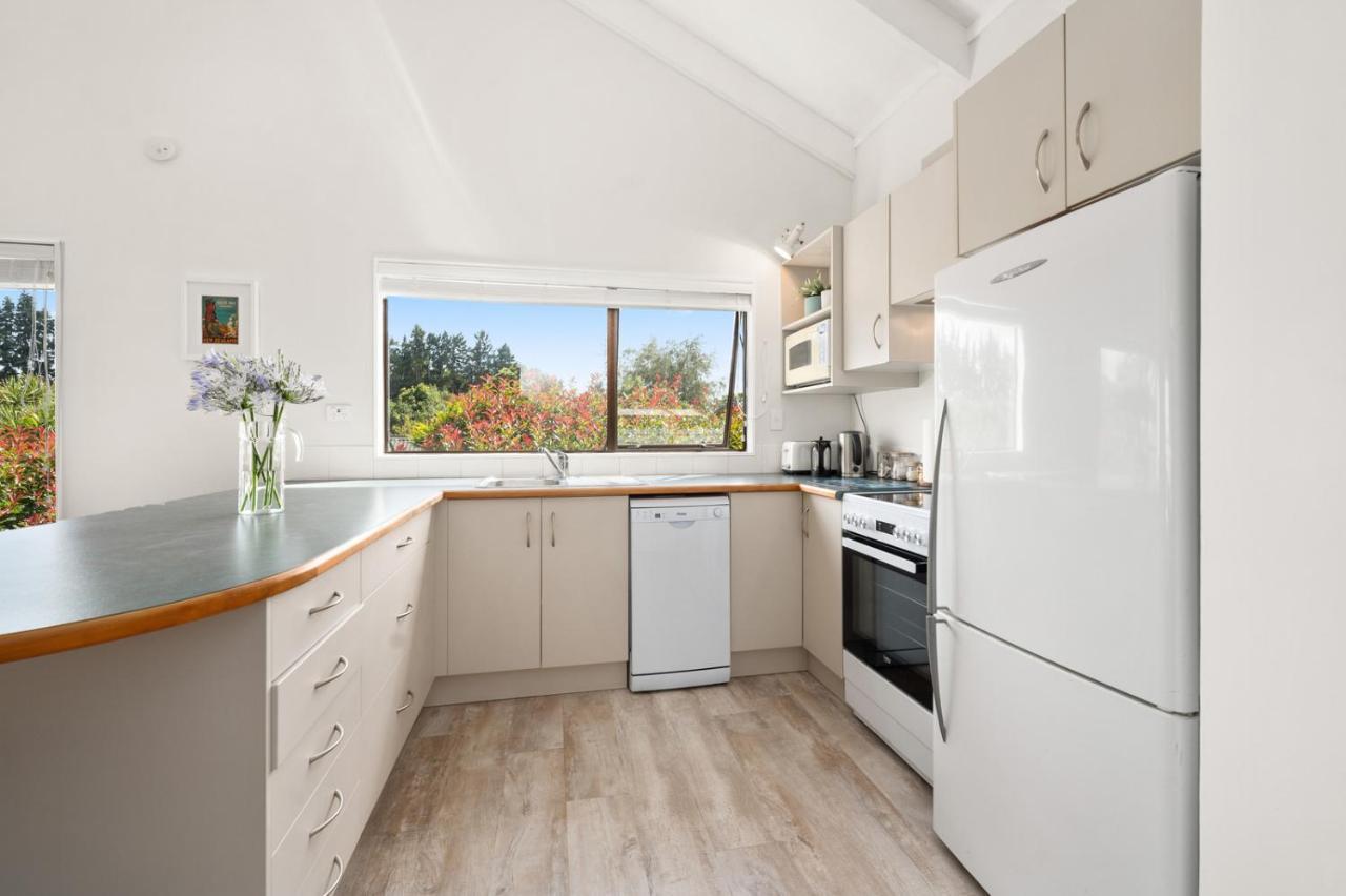 Waitahanui Lake House - Lake Taupo Holiday Home Exteriör bild